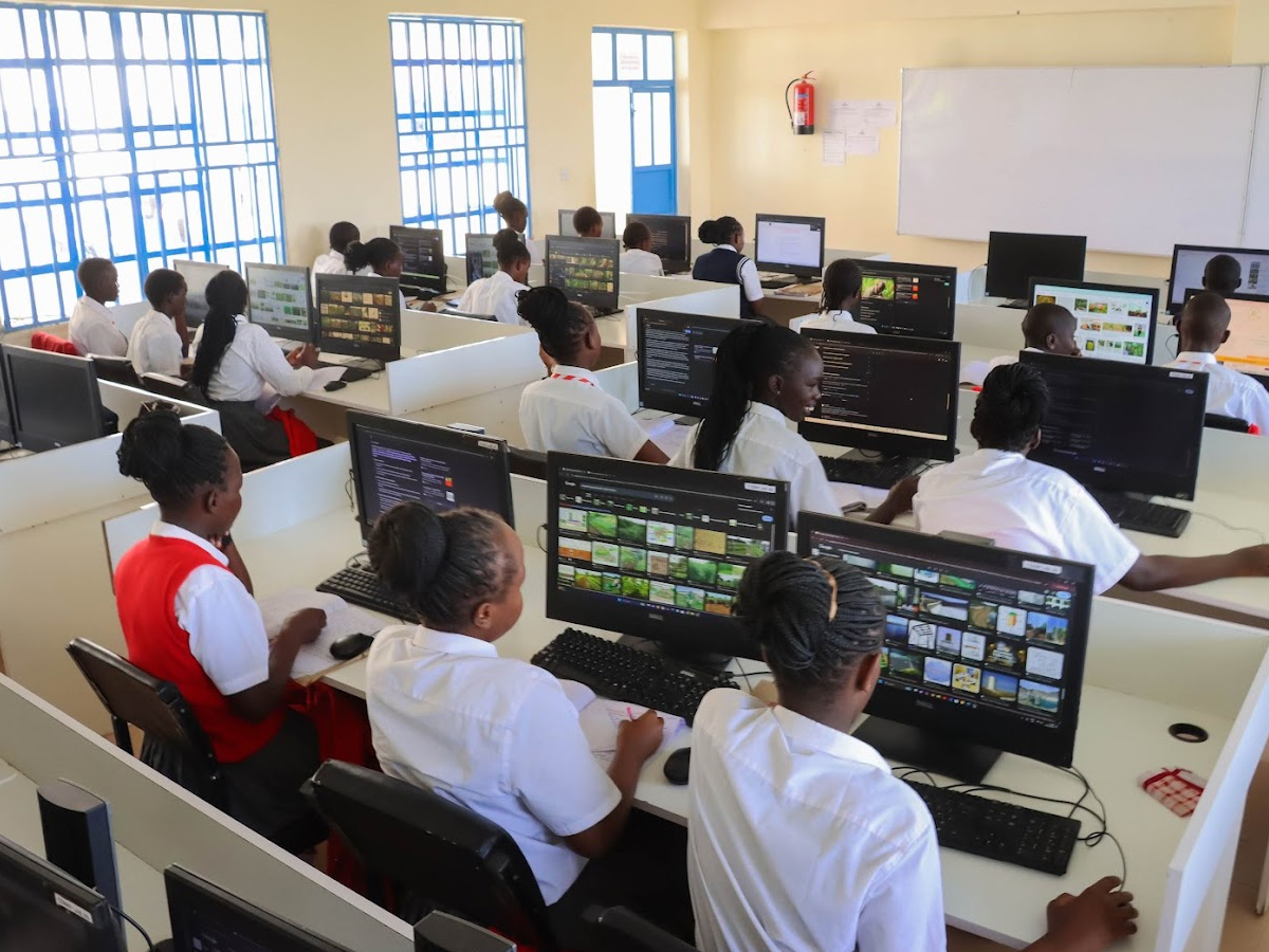 Dreams Hill School Computer Laboratory - Group Learning